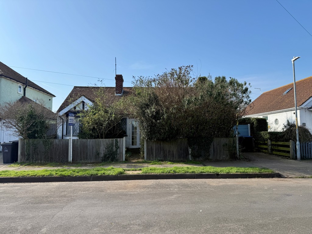 Lot: 46 - DETACHED BUNGALOW FOR REFURBISHMENT ON GOOD SIZE PLOT - Detached bungalow with parking